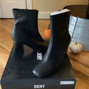 DKNY CAVALE ANKLE BOOT